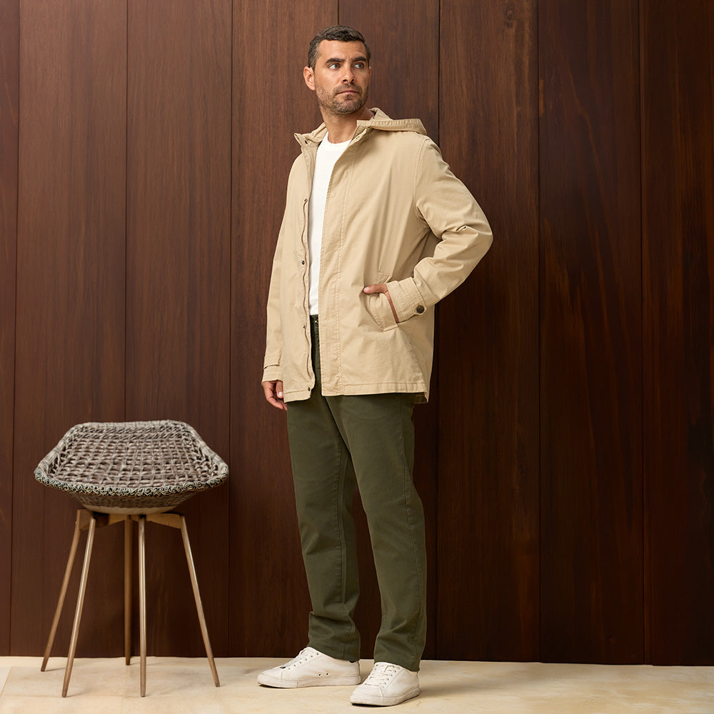 PARKA DRILL CON CAPUCHA REMOVIBLE KAKI OI26