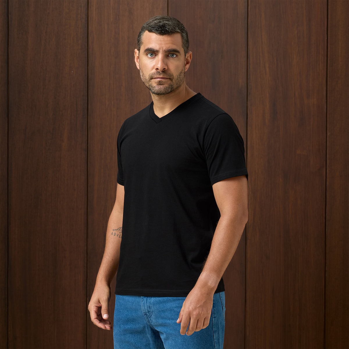 POLO MC BASICO CUELLO V NEGRO