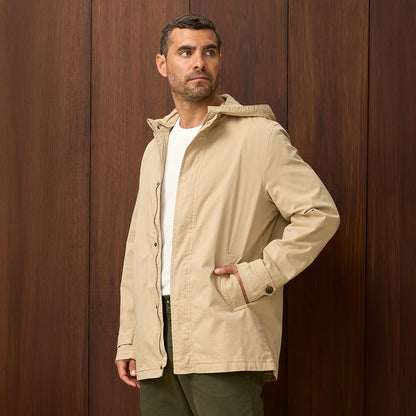 PARKA DRILL CON CAPUCHA REMOVIBLE KAKI OI26