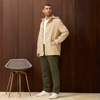 PARKA DRILL CON CAPUCHA REMOVIBLE KAKI OI26