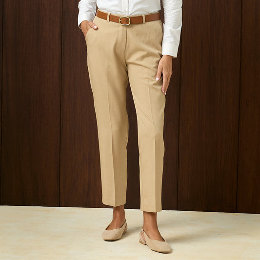 PANTALON DE VESTIR CON PRETINA ELASTICADA EN ESPALDA AVELLANA