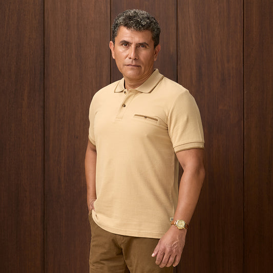 POLO MANGA CORTA PIQUE CUELLO BOX CON TIPPING EN MANGAS BEIGE