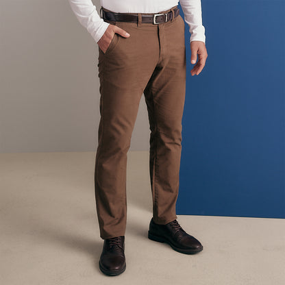 PANTALON DRILL FLAT FRONT CLASICO MARRON OI26