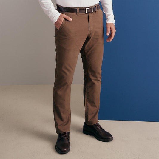 PANTALON DRILL FLAT FRONT CLASICO MARRON OI26