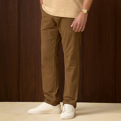 PANTALON DRILL FLAT FRONT CLASICO MARRON OI26