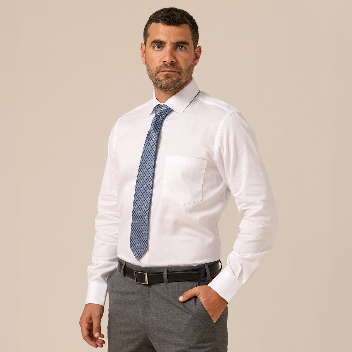 CAMISA MANGA LARGA DE VESTIR CUELLO SPREAD CON BOLSILLO SLIM FIT BLANCO SOLIDO OI26